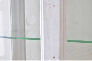 アンティーク家具　ペンキの剥げたアンティークケビントガラスケース