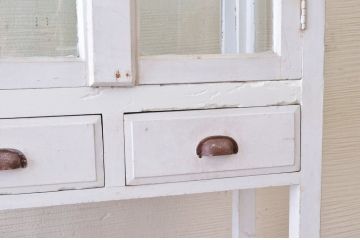 アンティーク家具　ペンキの剥げたアンティークケビントガラスケース