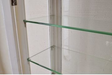 アンティーク家具　ペンキの剥げたアンティークケビントガラスケース