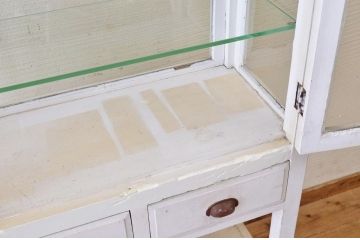 アンティーク家具　ペンキの剥げたアンティークケビントガラスケース