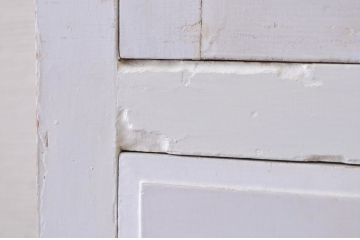 アンティーク家具　ペンキの剥げたアンティークケビントガラスケース