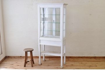 アンティーク家具　ペンキの剥げたアンティークケビントガラスケース