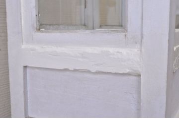 アンティーク家具　ペンキの剥げたアンティークケビントガラスケース