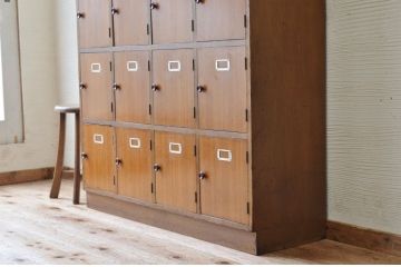 レトロ家具　1970年代レトロな扉付き下駄箱