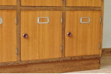 レトロ家具　1970年代レトロな扉付き下駄箱