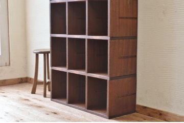 アンティーク家具　使い込まれたアンティークマス目棚1(飾り棚、陳列棚、下駄箱)