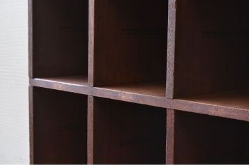 アンティーク家具　使い込まれたアンティークマス目棚1(飾り棚、陳列棚、下駄箱)