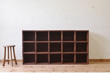 アンティーク家具　使い込まれたアンティークマス目棚1(飾り棚、陳列棚、下駄箱)