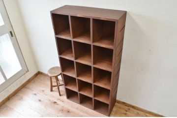 アンティーク家具　使い込まれたアンティークマス目棚2(飾り棚、陳列棚、下駄箱)