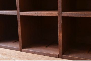 アンティーク家具　使い込まれたアンティークマス目棚5(飾り棚、陳列棚、下駄箱)