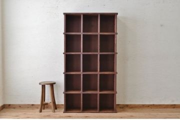 アンティーク家具　使い込まれたアンティークマス目棚19(飾り棚、陳列棚、下駄箱)