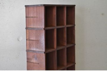 アンティーク家具　使い込まれたアンティークマス目棚19(飾り棚、陳列棚、下駄箱)