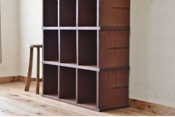 アンティーク家具　使い込まれたアンティークマス目棚19(飾り棚、陳列棚、下駄箱)