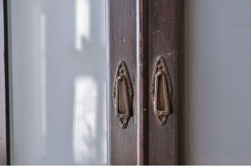 アンティーク家具　アンティーク　古い洋館の上質なコーナーキャビネット