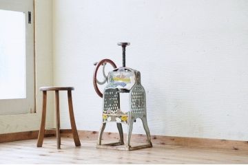 アンティーク雑貨　レトロなデザインの古いかき氷機