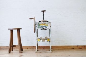 アンティーク雑貨　レトロなデザインの古いかき氷機