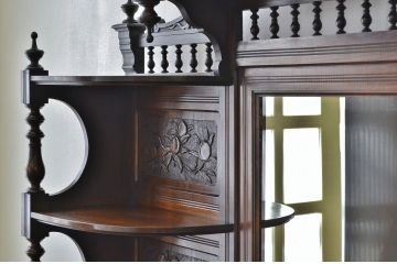 アンティーク家具　豪華　明治時代の洋館で使われていた彫刻総栗材国産特大キャビネット