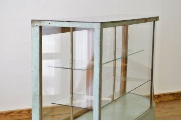 アンティーク家具　ペンキの剥げたR型アンティークガラスケース(ショーケース)