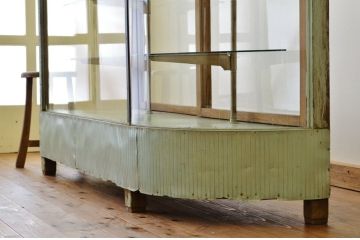 アンティーク家具　ペンキの剥げたR型アンティークガラスケース(ショーケース)