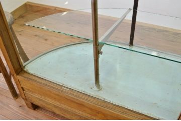 アンティーク家具　ペンキの剥げたR型アンティークガラスケース(ショーケース)