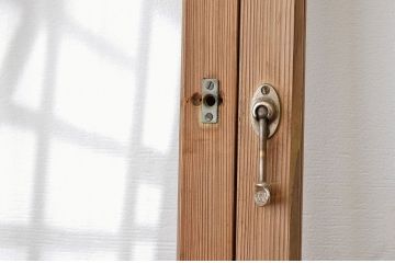 アンティーク　ダイヤガラス入り!古い木味の引き戸2枚セット(窓)
