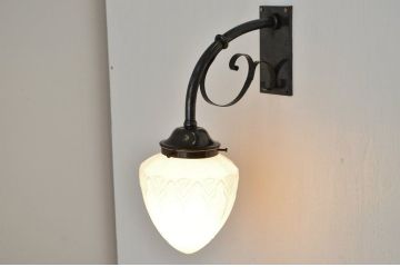 素敵な雰囲気!古い洋館の乳白ガラスの外灯(電笠)