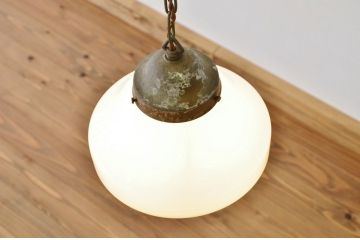 古いお家のシンプルな吊り下げ照明(電笠)