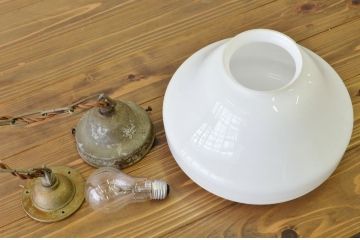 古いお家のシンプルな吊り下げ照明(電笠)