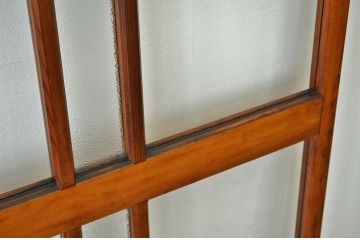 古い木のダイヤガラスドア(扉)
