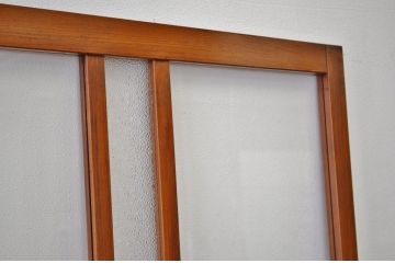 古い木のダイヤガラスドア(扉)