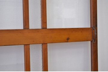 古い木のダイヤガラスドア(扉)