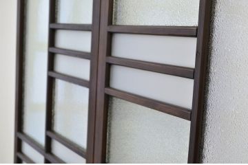 素敵なデザイン!幅の狭い変わり型ガラス戸2枚