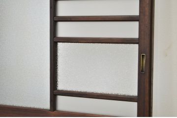 素敵なデザイン!幅の狭い変わり型ガラス戸2枚