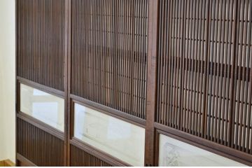 古民具　骨董　古い木の絵模様ガラス格子戸3枚セット(裏障子付き)