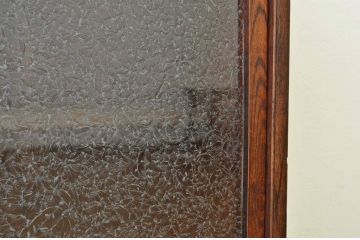 アンティーク家具　素敵な雰囲気!古いお家の結霜ガラス収納棚(アンティーク・食器棚)