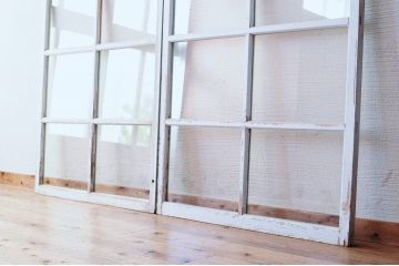 レトロ　古い学校のペンキの剥げた引き戸2枚セット1 (窓)