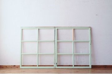レトロ　古い学校のペンキの剥げた引き戸2枚セット1 (窓)