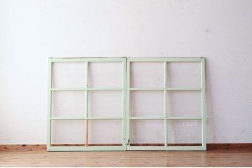 レトロ　古い学校のペンキの剥げた引き戸2枚セット2(窓)