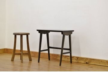 レトロ家具　レトロなデザインの小さなテーブル