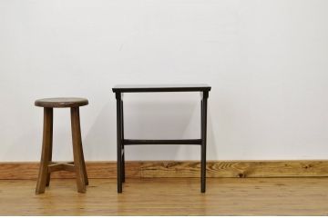 レトロ家具　レトロなデザインの小さなテーブル