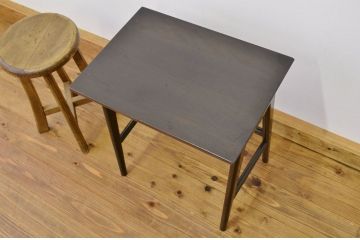 レトロ家具　レトロなデザインの小さなテーブル