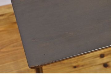 レトロ家具　レトロなデザインの小さなテーブル