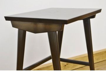 レトロ家具　レトロなデザインの小さなテーブル