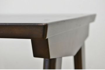 レトロ家具　レトロなデザインの小さなテーブル
