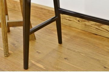レトロ家具　レトロなデザインの小さなテーブル