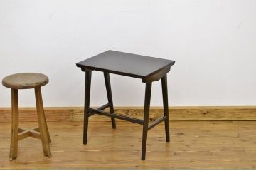 レトロ家具　レトロなデザインの小さなテーブル