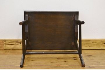 レトロ家具　レトロなデザインの小さなテーブル