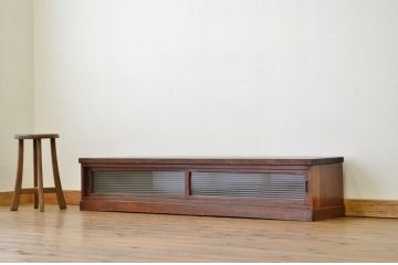 アンティーク家具　アンティーク 天板一枚板!とてもきれいなモールガラスローボード(飾り棚)