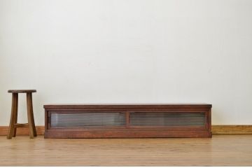 アンティーク家具　アンティーク 天板一枚板!とてもきれいなモールガラスローボード(飾り棚)