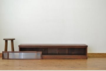 アンティーク家具　アンティーク 天板一枚板!とてもきれいなモールガラスローボード(飾り棚)